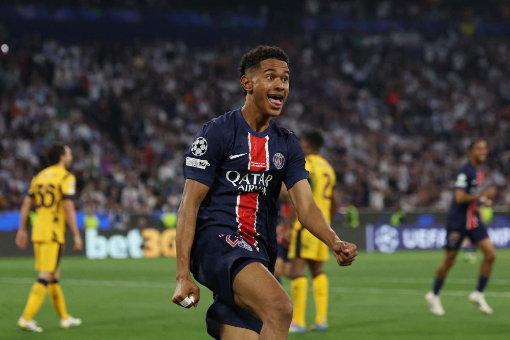 津门虎以1亿投资逆袭联赛前六，培养出三名国脚新星，展现草根逆袭与青训潜力。