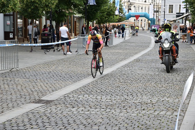 久常凉在比赛中手滑，球杆脱手刚好砸在了自己的小球上